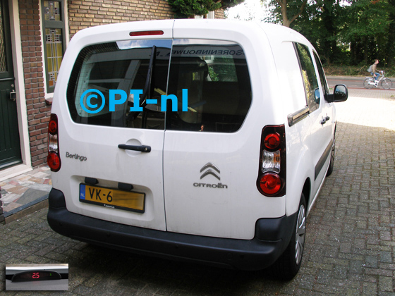 Parkeersensoren ingebouwd door PI-nl in een Citroen Berlingo uit 2014. De display (set A 2015) werd linksvoor bij de a-stijl gemonteerd.