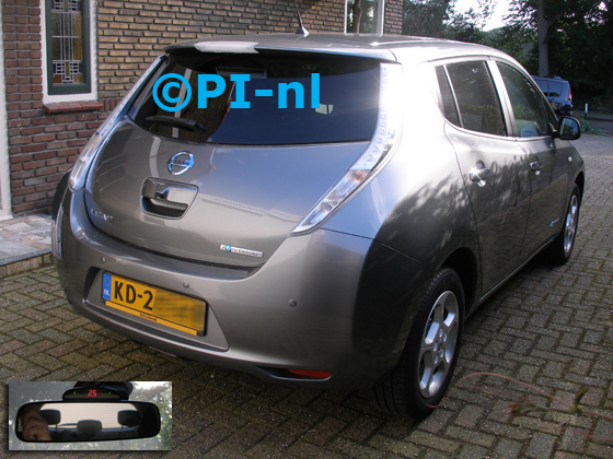 Parkeersensoren ingebouwd door PI-nl in een Nissan Leaf Acenta (nieuw) uit 2016. De display (set A 2016) werd op de binnenspiegel gemonteerd.
