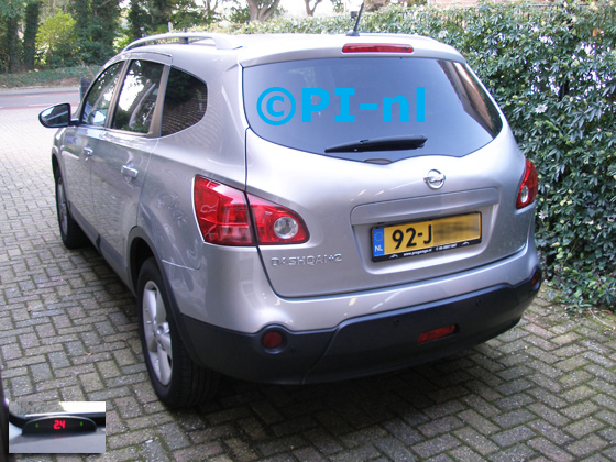 Parkeersensoren ingebouwd door PI-nl in een Nissan Qashqai +2 uit 2009. De display (set A 2016) werd linksvoor bij de a-stijl gemonteerd.