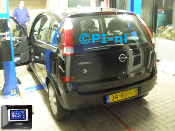 Parkeersensoren ingebouwd door PI-nl in een Opel Meriva uit 2005. De display (set B1 2016) werd linksvoor bij de a-stijl gemonteerd.