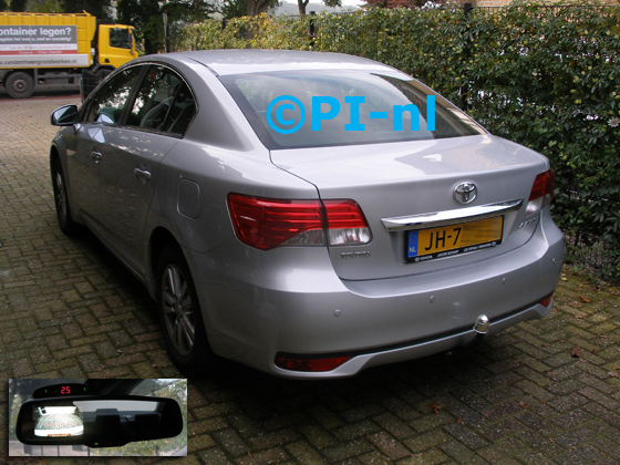 Parkeersensoren ingebouwd door PI-nl in een Toyota Avensis 2.0 Automaat sedan uit 2013. De display (set A 2016) werd op de binnenspiegel gemonteerd.