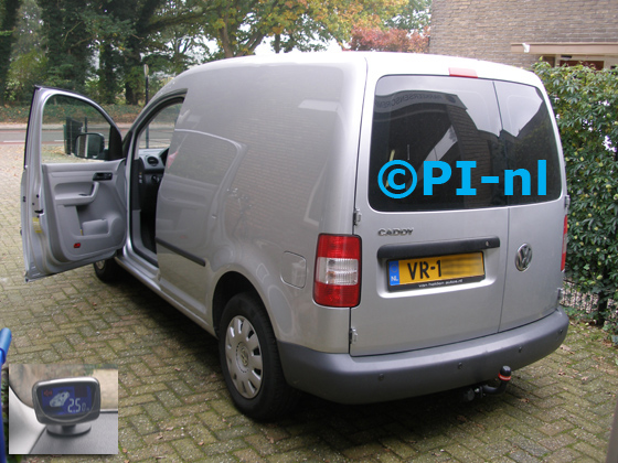 Parkeersensoren ingebouwd door PI-nl in een Volkswagen Caddy uit 2009. De display (set B2 2016) werd linksvoor bij de a-stijl gemonteerd.