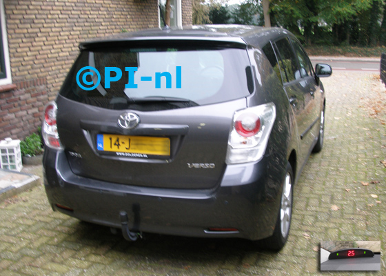 Parkeersensoren ingebouwd door PI-nl in een Toyota Corolla Verso uit 2009. De display (set A 2016) werd linksvoor bij de a-stijl gemonteerd.