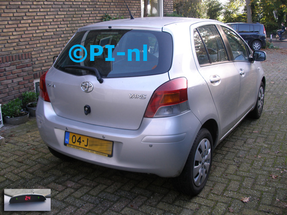 Parkeersensoren ingebouwd door PI-nl in een Toyota Yaris uit 2010. De display (set A 2016) werd linksvoor bij de a-stijl gemonteerd. Er werden standaard zilveren sensoren gemonteerd.