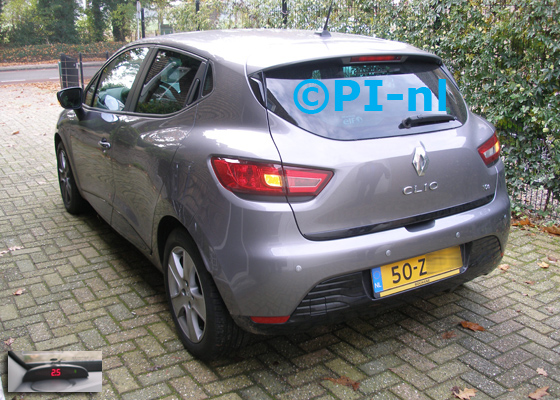 Parkeersensoren ingebouwd door PI-nl in een Renault Clio uit 2013. De display (set A 2016) werd linksvoor bij de a-stijl gemonteerd. Er werden standaard zilveren sensoren gemonteerd.