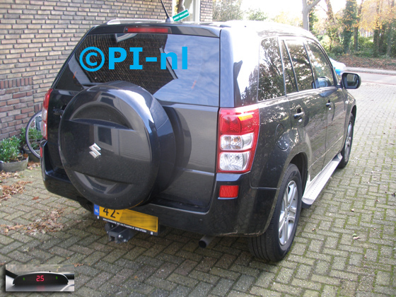 Parkeersensoren ingebouwd door PI-nl in een Suzuki Grand Vitara uit 2006. De display (set A 2016) werd linksvoor bij de a-stijl gemonteerd.