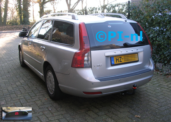 Parkeersensoren ingebouwd door PI-nl in een Volvo V50 uit 2011. De display (set A 2016) werd linksvoor bij de a-stijl gemonteerd. Er werden standaard zilveren sensoren gemonteerd.