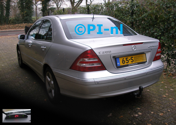 Parkeersensoren ingebouwd door PI-nl in een Mercedes-Benz C200 uit 2006. De display (set A 2016) werd linksvoor bij de a-stijl gemonteerd. Er werden standaard zilveren sensoren gemonteerd.