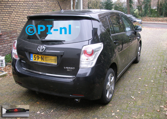 Parkeersensoren ingebouwd door PI-nl in een Toyota Corolla Verso uit 2010. De display (set A 2016) werd linksvoor bij de a-stijl gemonteerd.