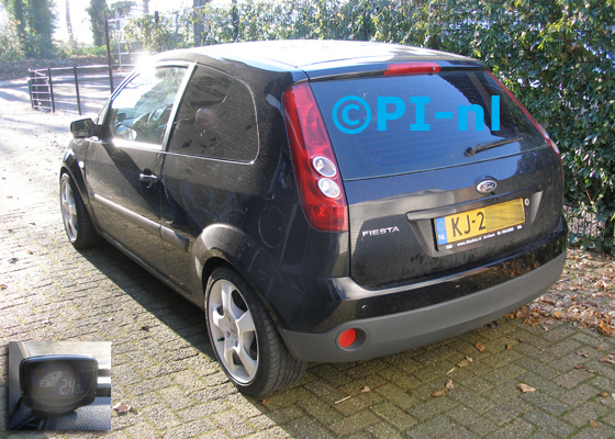 Parkeersensoren ingebouwd door PI-nl in een Ford Fiesta 1.3 uit 2007. De display (set B2 2016) werd linksvoor bij de a-stijl gemonteerd.