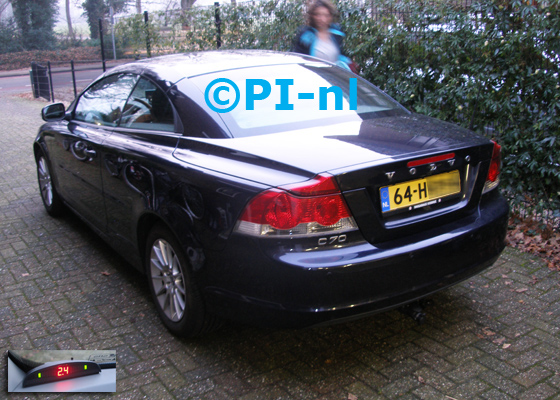 Parkeersensoren ingebouwd door PI-nl in een Volvo C70 Cabriolet uit 2008. De display (set A 2016) werd linksvoor bij de a-stijl gemonteerd.