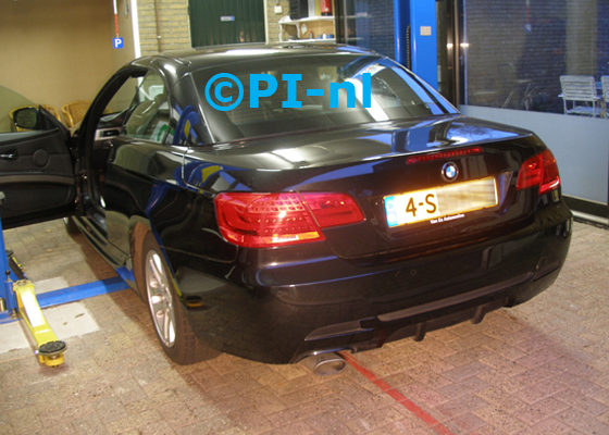 OEM-parkeersensoren ingebouwd door PI-nl in een BMW 3-serie Cabriolet met canbus uit 2013. De pieper (set H 2016) werd verstopt.