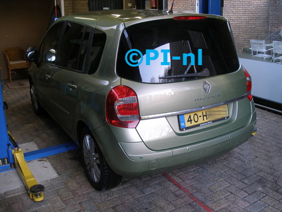 Parkeersensoren ingebouwd door PI-nl in een Renault Modus Grand TCE Dynamique 1.2 uit 2008. De display (set A 2017) werd op de binnenspiegel gemonteerd.