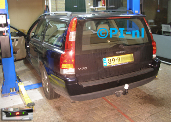 Parkeersensoren ingebouwd door PI-nl in een Volvo V70 uit 2005. De display (set A 2017) werd linksvoor bij de a-stijl gemonteerd.