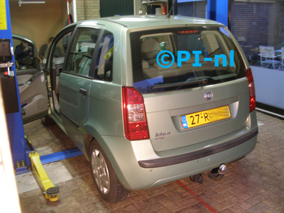 Parkeersensoren ingebouwd door PI-nl in een Fiat Idea uit 2005. De pieper (set E 2017) werd verstopt.