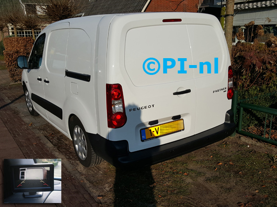 Parkeersensoren ingebouwd door PI-nl in een Peugeot Partner met canbus uit 2012. De monitor (set D 2017) is van de set met camera en sensoren.