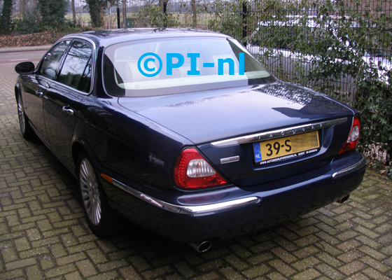 Parkeersensoren ingebouwd door PI-nl in een Jaguar X-Type uit 2006. De pieper (set E 2017) werd verstopt. Een defect fabriekssysteem werd vervangen door een set van PI-nl.