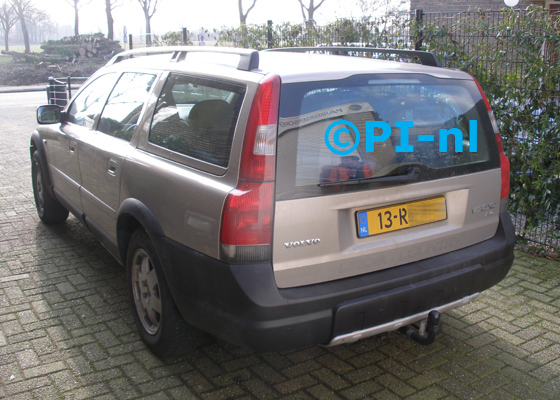 Parkeersensoren ingebouwd door PI-nl in een Volvo XC70 uit 2001. De pieper (set E 2017) werd verstopt. De sensoren werden antraciet gespoten.
