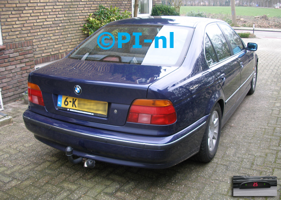 Parkeersensoren ingebouwd door PI-nl in een BMW 528i met canbus van 1998. De display (set A 2017) werd midden op het dashboard gemonteerd.