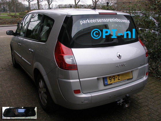 Parkeersensoren ingebouwd door PI-nl in een Renault Grand Scenic uit 2008. De spiegeldisplay (set D 2017) is van de set met camera en sensoren.
