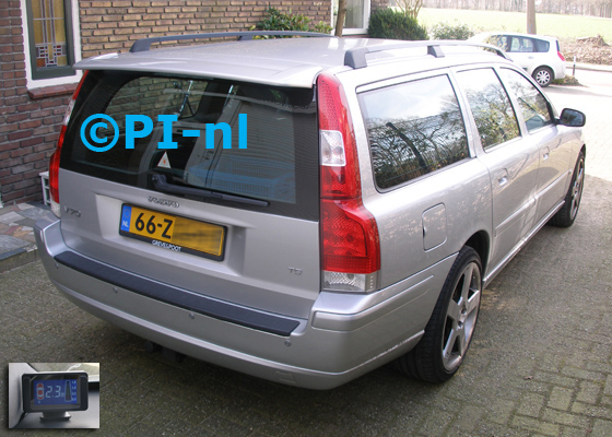 Parkeersensoren ingebouwd door PI-nl in een Volvo V70 uit 2004. De display (set B1 2017) werd linksvoor bij de a-stijl gemonteerd.