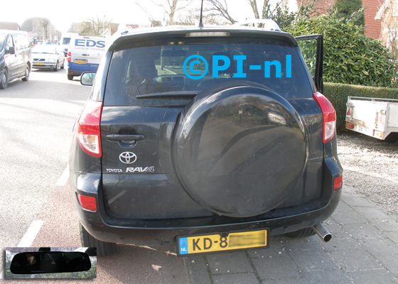 Parkeersensoren ingebouwd door PI-nl in een Toyota RAV4 uit 2008. De spiegeldisplay (set F 2017) is van de set met kentekenplaatcamera en sensoren.