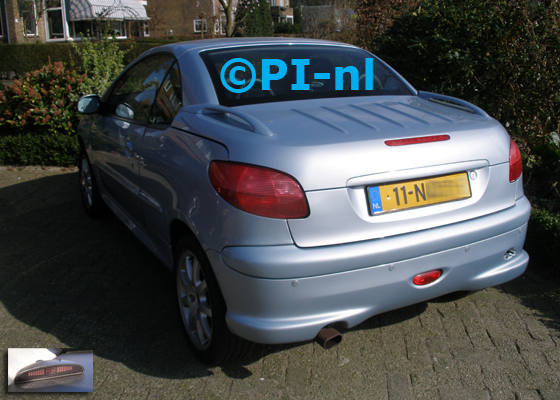 Parkeersensoren ingebouwd door PI-nl in een Peugeot 206 CC uit 2001. De display (set A 2017) werd linksvoor bij de a-stijl gemonteerd.