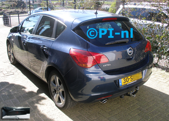 Parkeersensoren ingebouwd door PI-nl in een Opel Astra met canbus uit 2011. De display (set A 2017) werd linksvoor bij de a-stijl gemonteerd.