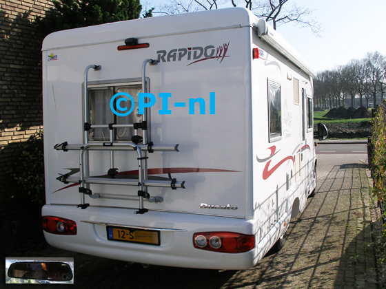 Parkeersensoren ingebouwd door PI-nl in een Fiat Ducato Rapido camper uit 2004. De spiegeldisplay (set F 2017) is van de set met kentekenplaatcamera en sensoren. Er werden standaard witte sensoren gemonteerd.