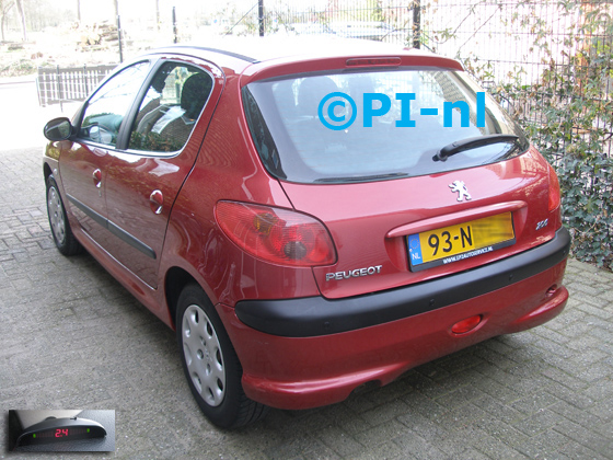 Parkeersensoren ingebouwd door PI-nl in een Peugeot 206 uit 2004. De display (set A 2017) werd linksvoor bij de a-stijl gemonteerd.