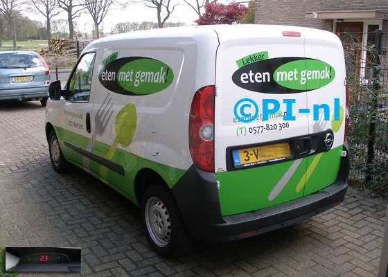 Parkeersensoren ingebouwd door PI-nl in een Opel Combo uit 2012. De display (set A 2017) werd linksvoor bij de a-stijl gemonteerd.