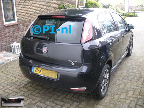 Parkeersensoren ingebouwd door PI-nl in een Fiat Punto TwinAir uit 2013. De display (set A 2017) werd linksvoor bij de a-stijl gemonteerd.