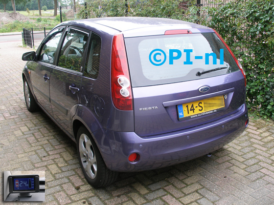 Parkeersensoren ingebouwd door PI-nl in een Ford Fiesta Ghia uit 2006. De display (set B1 2017) werd linksvoor bij de a-stijl gemonteerd.