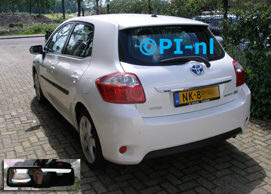 Parkeersensoren ingebouwd door PI-nl in een Toyota Auris Hybrid uit 2011. De display (set A 2017) werd op de binnenspiegel gemonteerd.