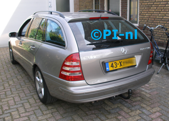 Parkeersensoren ingebouwd door PI-nl in een Mercedes-Benz C180 Kompressor Combi uit 2007. De pieper (set E 2017) werd verstopt.