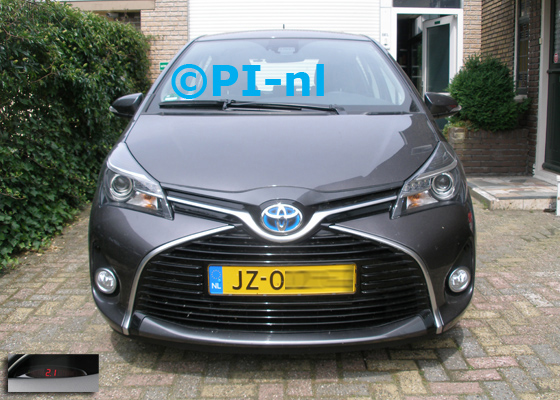 Parkeersensoren ingebouwd door PI-nl in de voorbumper van een Toyota Yaris Hybrid uit 2016. De display (set A 2017) werd links in een dashboardkastje gemonteerd.