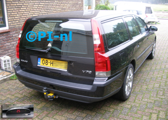 Parkeersensoren ingebouwd door PI-nl in een Volvo V70 uit 2002. De display (set A 2017) werd linksvoor bij de a-stijl gemonteerd.