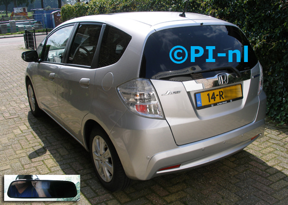 Parkeersensoren ingebouwd door PI-nl in een Honda Jazz Hybrid uit 2011. De spiegeldisplay (set D 2017) is van de set met camera en sensoren.