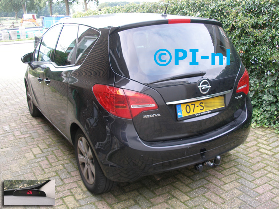Parkeersensoren ingebouwd door PI-nl in een Opel Meriva uit 2011. De display (set A 2017) werd rechtsvoor bij de a-stijl gemonteerd.