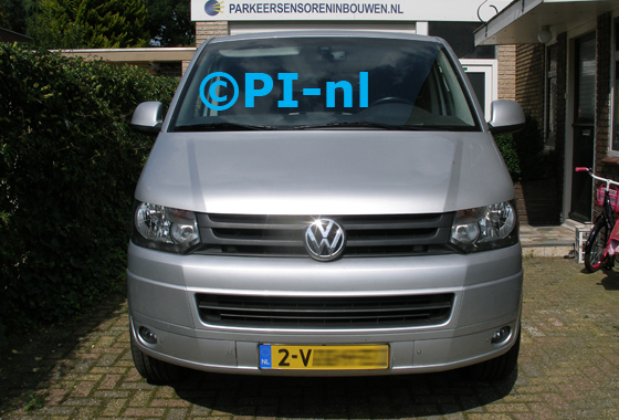 OEM-parkeersensoren ingebouwd door PI-nl in de voorbumper van een Volkswagen Transporter (T5) uit 2010. De zoemer (set H 2017) werd verstopt.