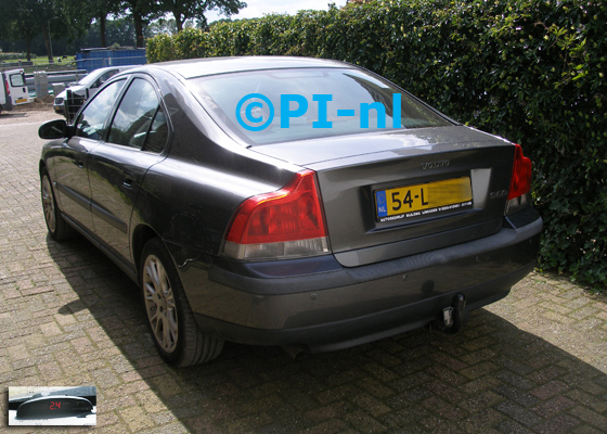 Parkeersensoren ingebouwd door PI-nl in een Volvo S60 uit 2003. De display (set A 2017) werd linksvoor bij de a-stijl gemonteerd. Er werden standaard antraciete sensoren gemonteerd.