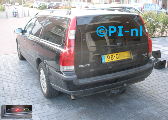 Parkeersensoren ingebouwd door PI-nl in een Volvo V70 uit 2001. De display (set A 2017) werd in de (losse) middenconsole gemonteerd.