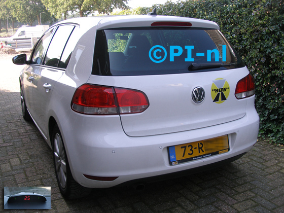 OEM-parkeersensoren ingebouwd door PI-nl in een Volkswagen Golf TDi Business Line met canbus uit 2011. De display (set H 2017) werd linksvoor bij de a-stijl gemonteerd.