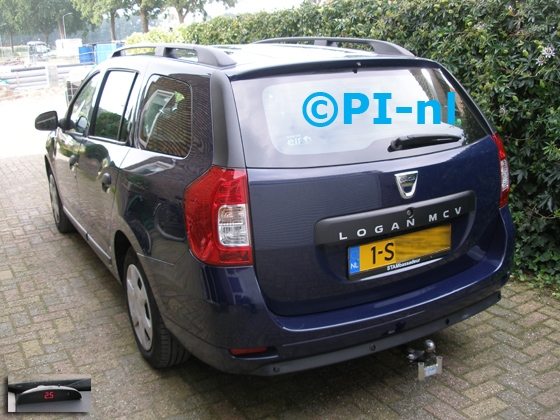 Parkeersensoren ingebouwd door PI-nl in een Dacia Logan MCV uit 2013. De display (set A 2017) werd linksvoor bij de a-stijl gemonteerd.