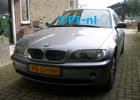 Parkeersensoren ingebouwd door PI-nl in de voorbumper van een BMW 320 uit 2004. De pieper (basis-set 2017) werd verstopt.