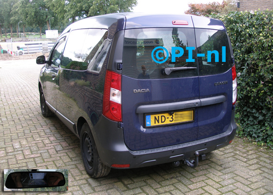 Parkeersensoren ingebouwd door PI-nl in een Dacia Dokker uit 2013. De spiegeldisplay (set F 2017) is van de set met kentekenplaatcamera en sensoren.