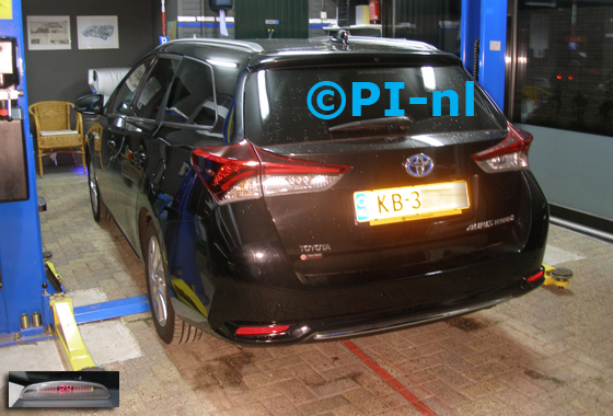 Parkeersensoren ingebouwd door PI-nl in een Toyota Auris TS Hybrid met canbus uit 2016. De display (set A 2017) werd linksvoor bij de a-stijl gemonteerd.