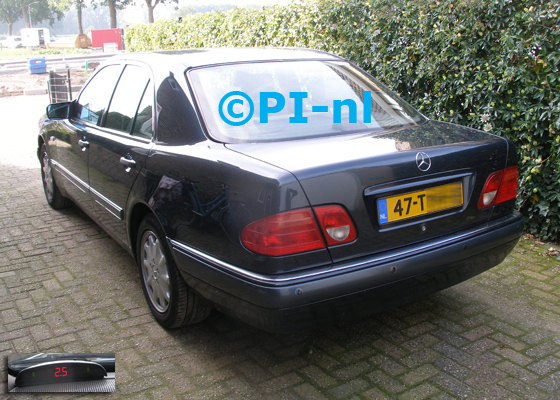 Parkeersensoren ingebouwd door PI-nl in een Mercedes E320 uit 1995. De display (set A 2017) werd linksvoor bij de a-stijl gemonteerd.