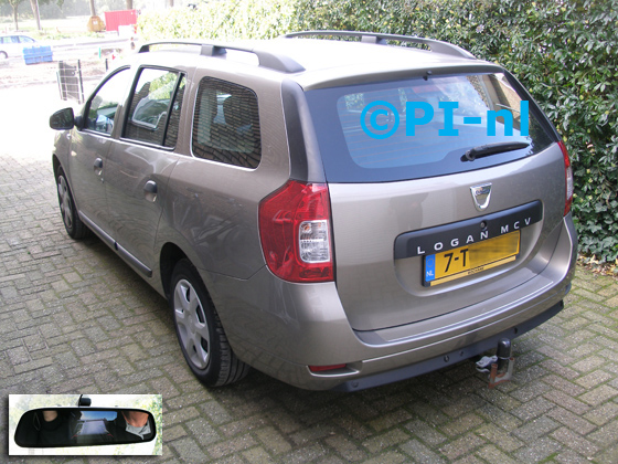 Parkeersensoren ingebouwd door PI-nl in een Dacia Logan MCV uit 2014. De spiegeldisplay (set D 2017) is van de set met camera en sensoren.