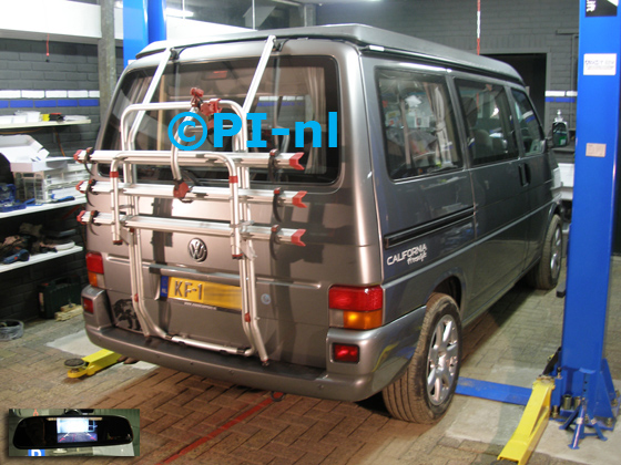 Parkeersensoren ingebouwd door PI-nl in een Volkswagen Transporter T4 TDI California Freestyle Westfalia (camper) uit 2003. De spiegeldisplay (set D 2017) is van de set met camera en sensoren. De spiegeldisplay werd op een zuignapspiegel bevestigd.